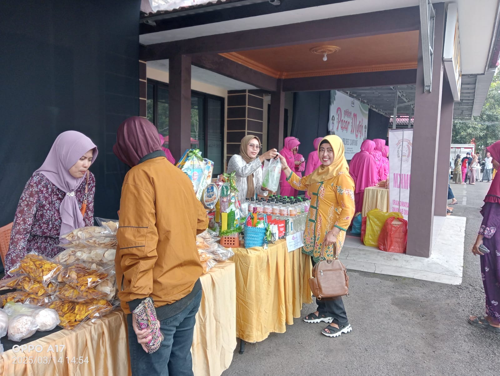 Bantu Ringankan Beban Masyarakat dan Tekan Inflasi di Bulan Ramadhan, Polres Sampang Gelar Pasar Murah