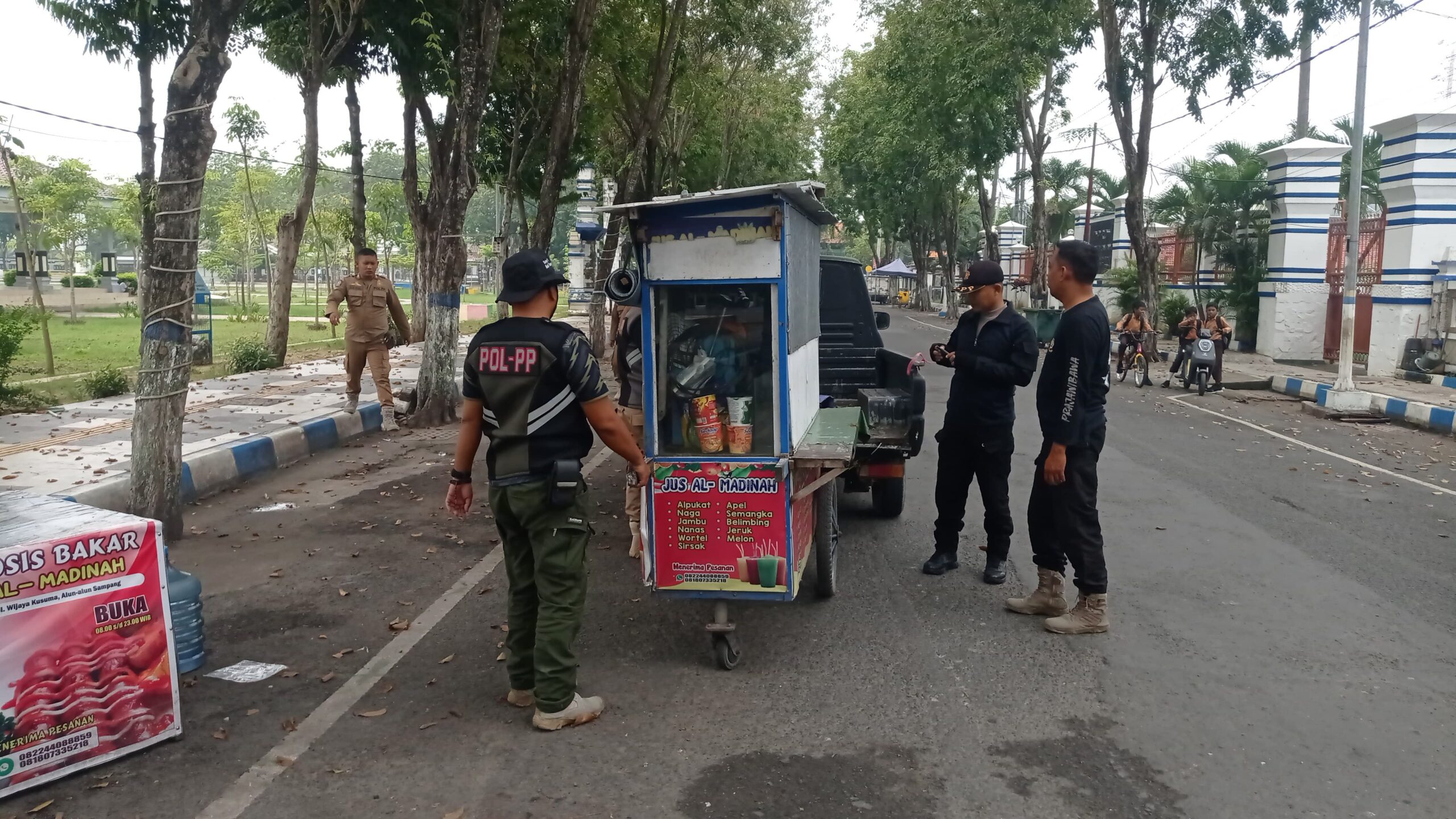 Mokong, 4 Gerobak PKL di Alun Alun Trunojoyo Sampang  ditertibkan Satpol-pp