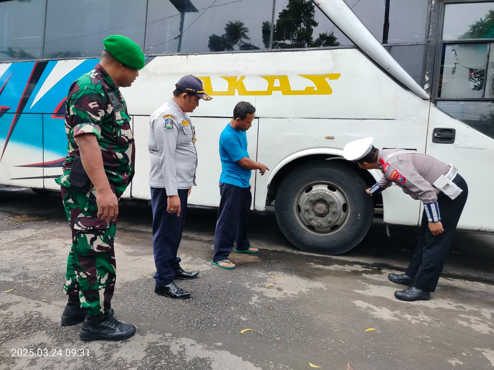 Satlantas Polres Sampang Kampanye Keamanan dengan Stiker “Mudik Aman, Keluarga Nyaman”