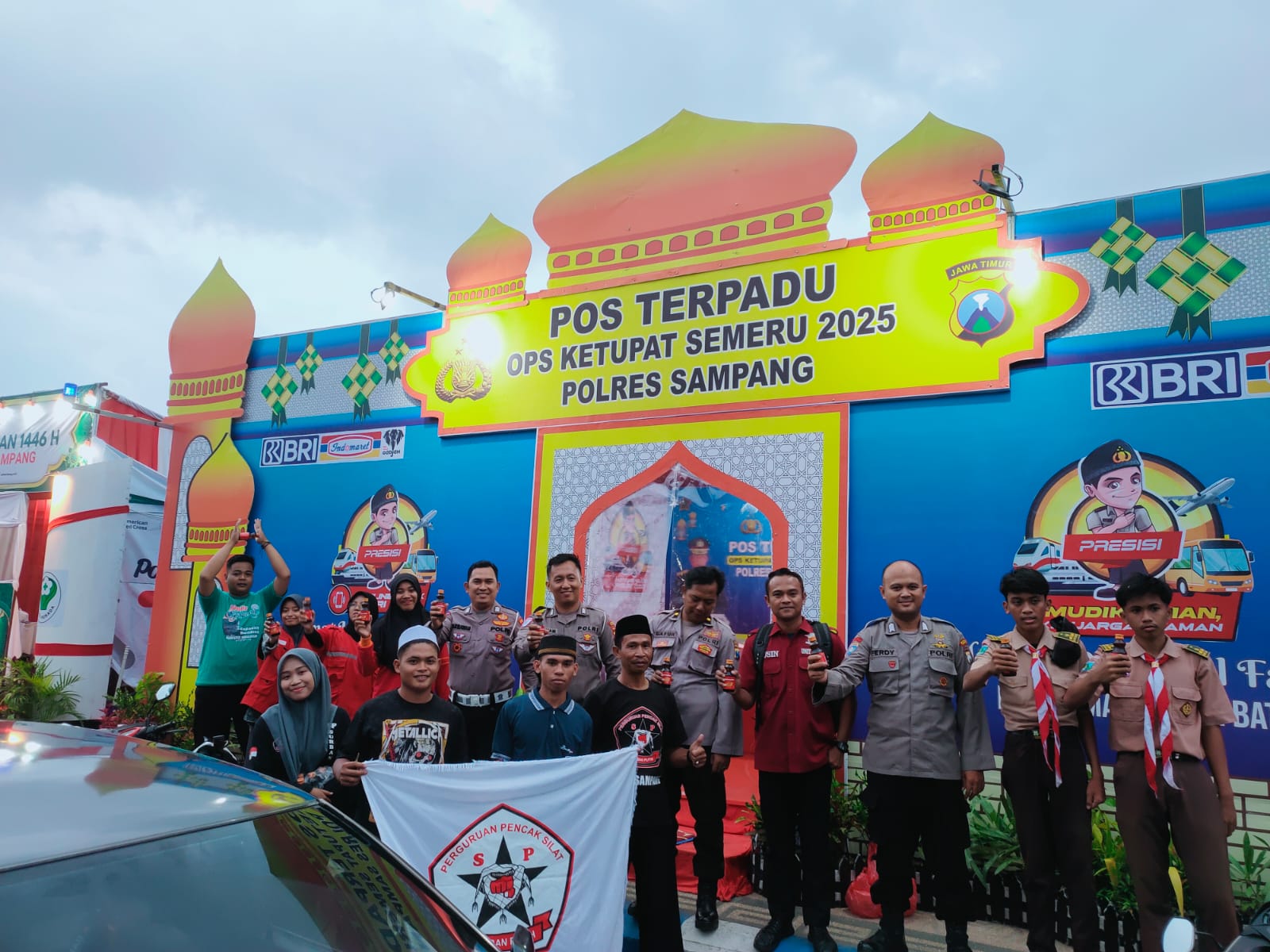 Cak Jum Sahabat Rakyat, Ngalab Berkah di Ujung Bulan Puasa ke Abang Becak dan Pos Pengamanan