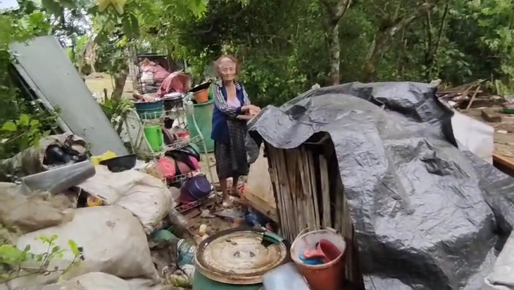 Diterjang Banjir, Rumah Nenek di Sampang Banyumas Roboh