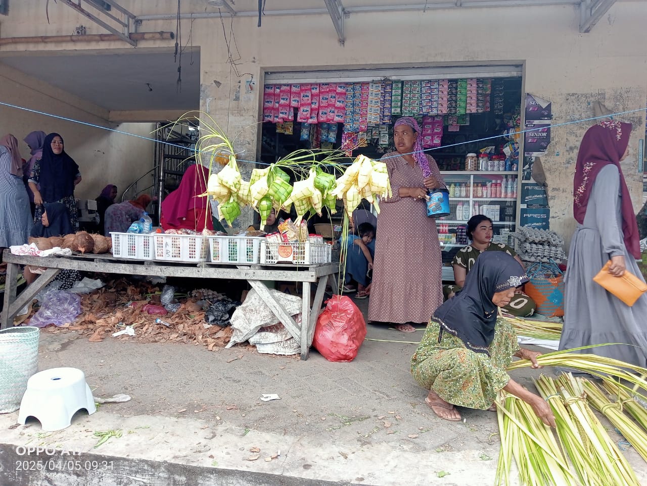 Tradisi Lebaran Ketupat, Warga Sampang Mulai Berburu Janur