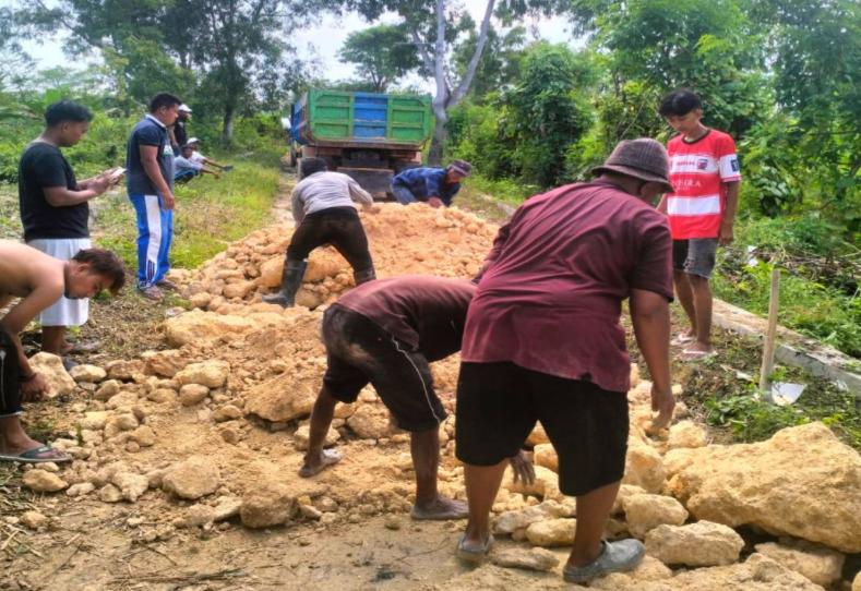 Karang Taruna Pemuda Berkarya Berjuang Sendiri, Perbaiki Jalan yang Terlupakan di Desa Banjar Tabulu