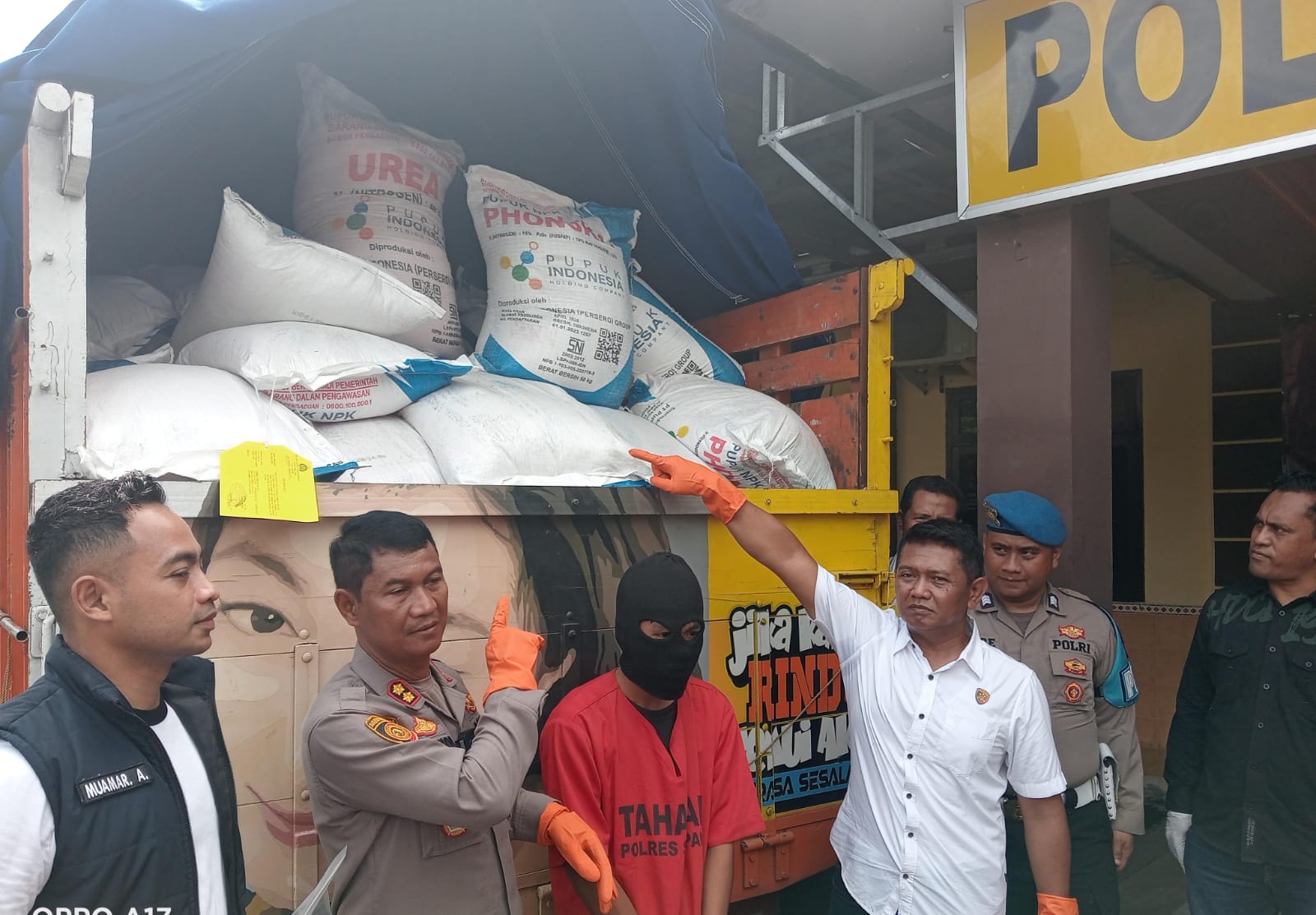 Polres Sampang Gagalkan Pengiriman Ilegal 9 Ton Pupuk Subsidi Antar Daerah