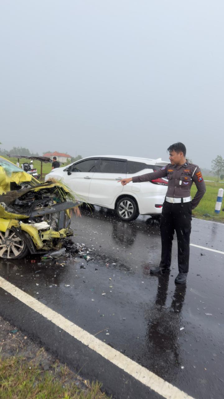 Truk vs Honda Brio Adu Banteng di JLS, Mobil Ringsek 1 Orang Luka Berat