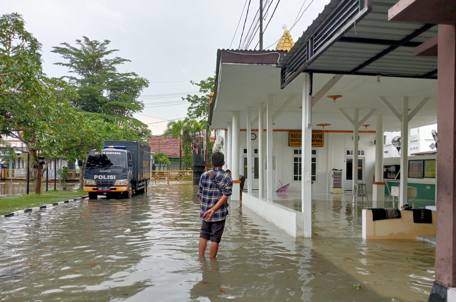 Hujan 2 Jam di Sampang Jalan Protokol dan Halaman Mapolres Sempat Banjir
