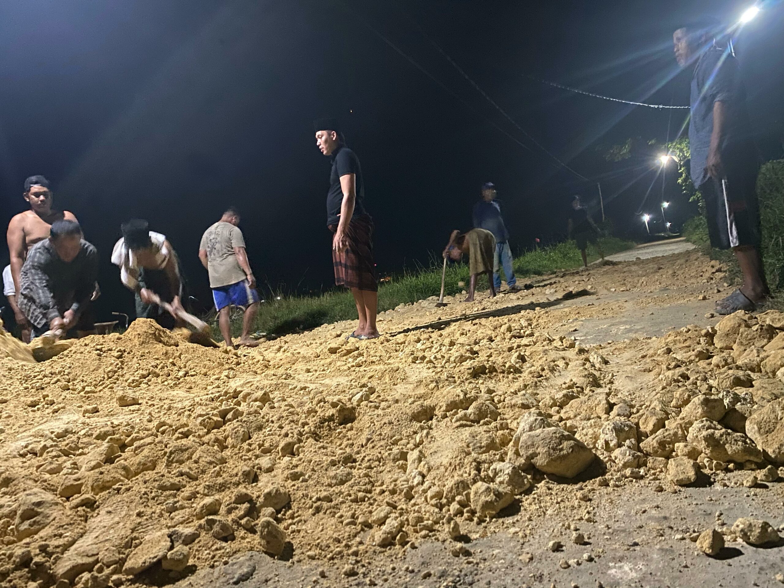 Ditambal Separuh, Warga Protes Jalan Rusak Belum Tuntas Diperbaiki