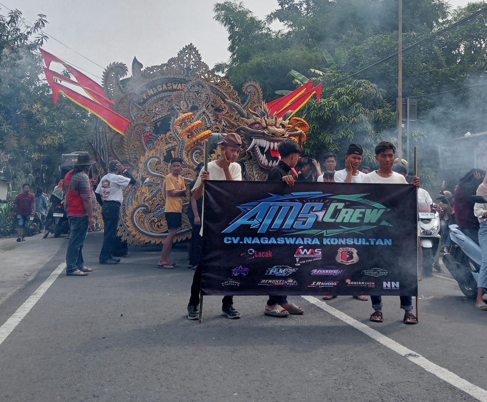 AMS Crew Meriahkan Pawai Karnaval Madrasah Diniyah Darut Taufid II Desa Panggung