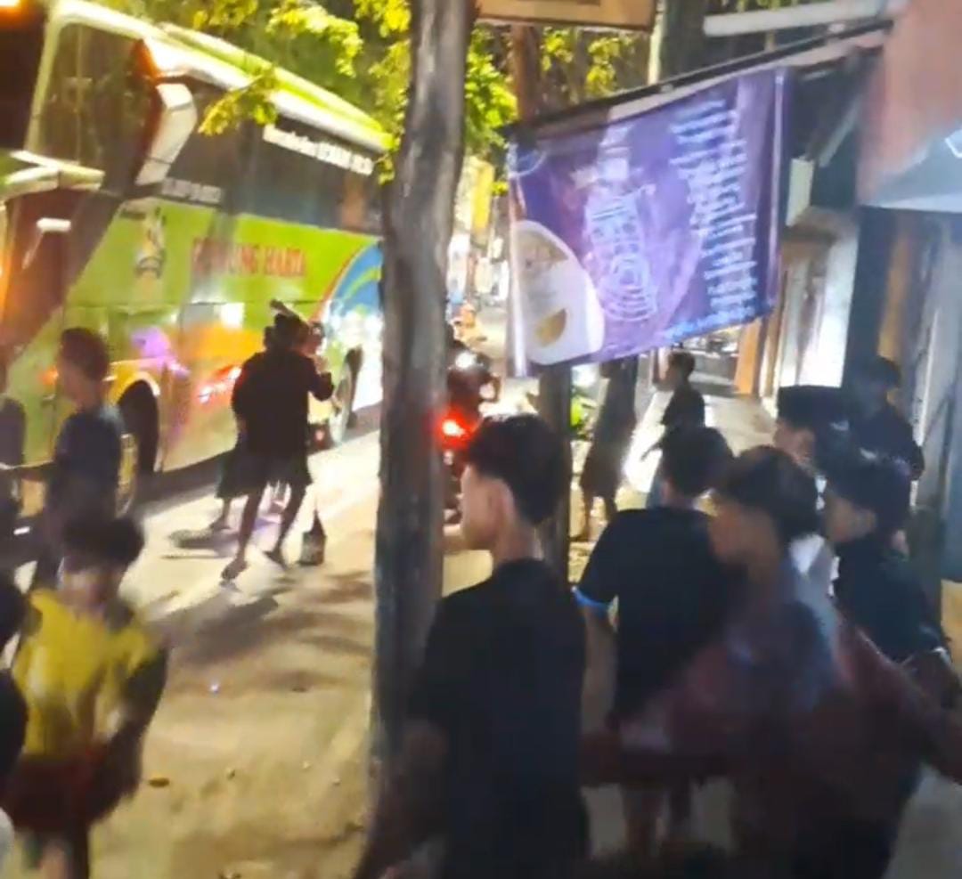 Aksi Tawuran Pemuda di Jalan protokol Sampang Menuai Kecaman Warga