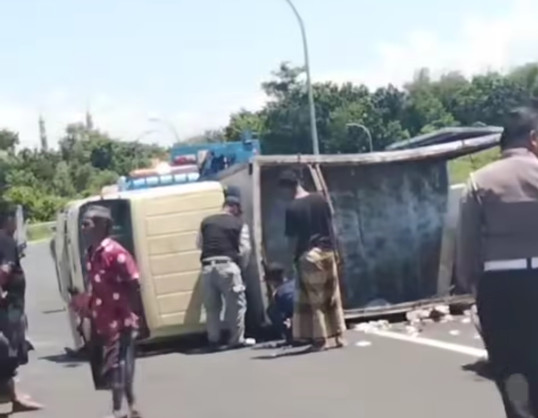 Pecah Ban, Mobil Boks Angkut Susu Terguling di JLS