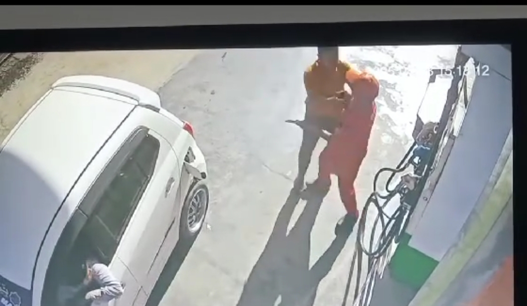 Viral! Pengemudi Mobil Pukul ke Petugas SPBU Gegara Ditolak Isi Pertalite Tanpa QR Code yang tak Sesuai