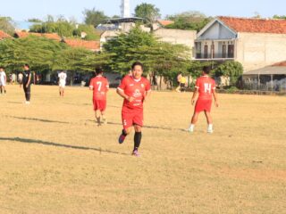Pemain Tim DPRD Kabupaten Sampang dalam Pertandingan melawan Polres Sampang di lapangan SSC