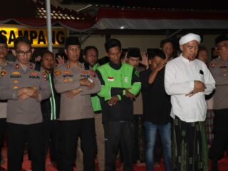 Air Mata dan Doa di Mapolres Sampang: Sholat Ghaib untuk Affan Kurniawan