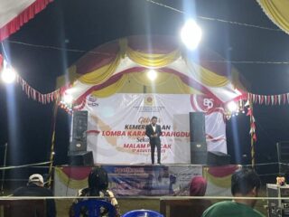 Panggung Karaoke Dangdut Jadi Magnet Warga, 46 Kontestan Unjuk Bakat di Torjun