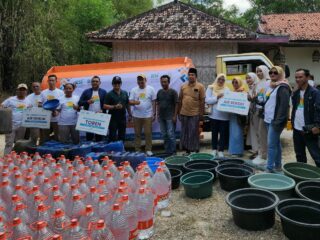 BSI memberikan bantuan air bersih sebanyak 80 tangki dan 161 galon air minum di desa krampon tengah, Kecamatan Torjun, Kabupaten Sampang