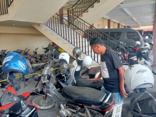 barang bukti kendaraan bermotor yang diamankan di Halaman belakang polres sampang