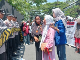 Korban Menunggu, Pelaku Masih Bebas: Jeritan Keluarga Pecah di Depan Kantor Polre Sampang