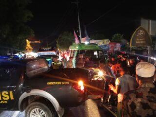 Nyalip Truk Berujung Petaka, Pemotor dan Boncengannya Kritis Usai Hantam Bus Mini