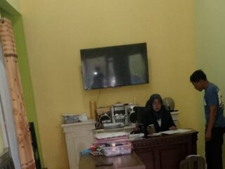 Kantor Kepala Desa Torjun, dengan Menggunakan Fasilitas Pribadinya