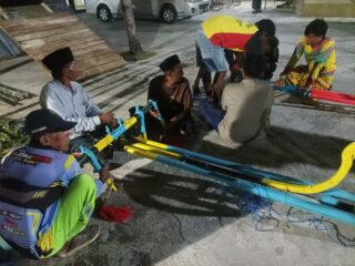 Merantap Keleles hingga Moket: Jejak Tradisi yang Mengiringi Kerapan Sapi