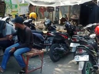 Lahan Parkir blok pintu Barat Tengah Pasar Srimangunan Sampang