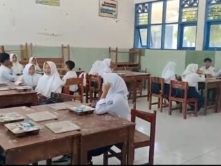 Siswa penerima MBG Dapur Babur rizky di Camplong