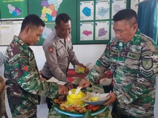 Sinergi Hangat di Pangarengan, Kapolsek Bawa Tumpeng Ulang Tahun untuk TNI