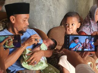 Pasangan Asal Sampang Temukan Bayi Hidup di Dalam Kardus Air Mineral