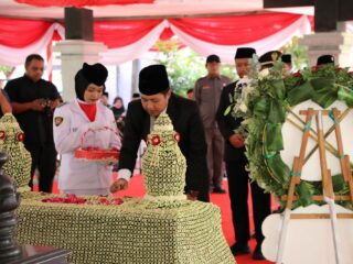 Rangkaian peringatan Hari Jadi ke-80 Provinsi Jawa Timur. ziarah dan tabur bunga di makam Gubernur Jawa Timur pertama asal Madura, almarhum Raden Panji Mohammad Noer