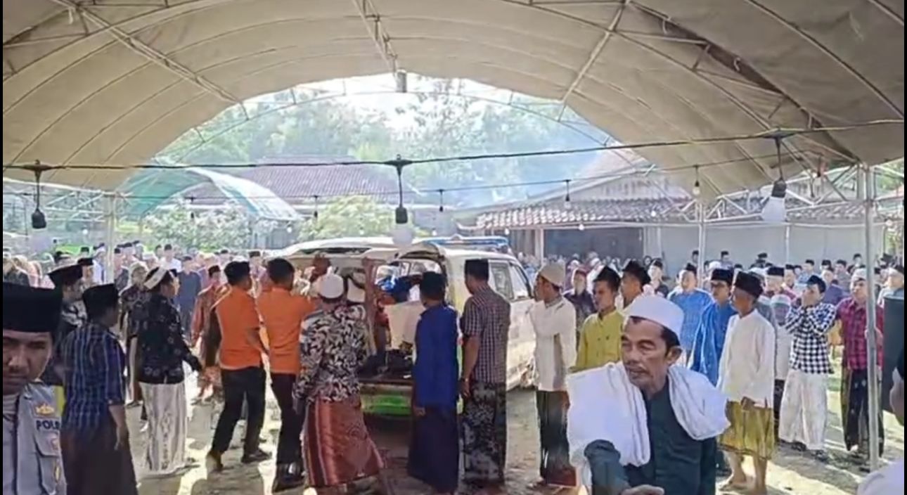 Suasana dirumah Duka di kecamatan Kedungdung Tragedi ambruknya bangunan Pondok Pesantren Al Khoziny Sidoarjo