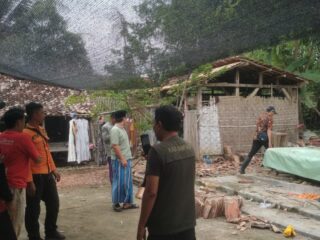 Rumah warga yang terkena Angin di Tanggumong Sampang