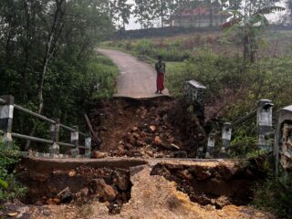 Jembatan di Karang Penang Ambruk, Warga Terisolasi dan Aktivitas Lumpuh Total