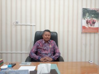 Caption Foto: Kepala Inspektorat Kabupaten Sampang, Ari Wibowo, saat memberikan keterangan kepada wartawan di ruang kerjanya terkait audit dana desa di Torjun.
