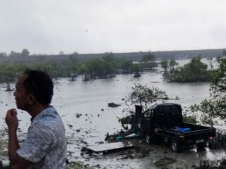 Caption foto: Petugas dan warga meninjau lokasi kecelakaan pick up yang tergelincir ke pesisir laut Camplong akibat jalan licin, Rabu (5/11/2025).