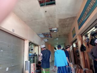 Atap Pasar Sri Mangunan Rusak Parah, Pengunjung Keluhkan Bocor dan Bau Tak Sedap Saat Hujan
