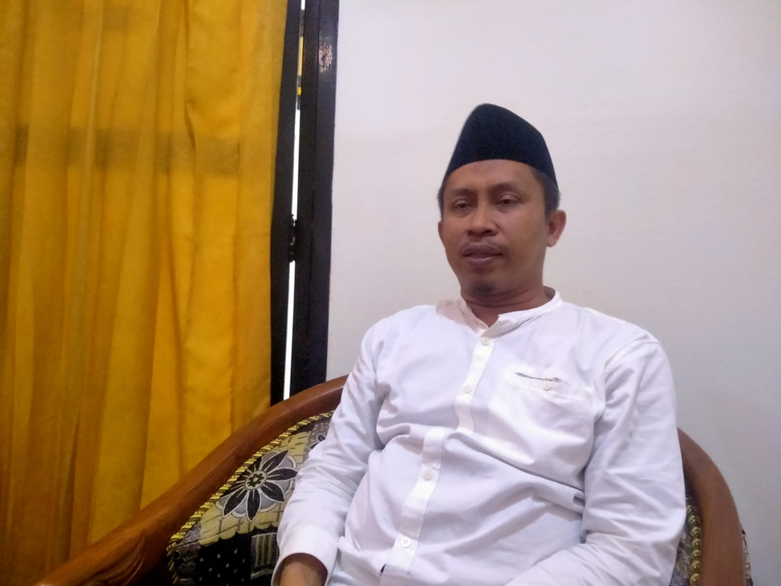 Caption foto: Anggota Komisi IV DPRD Kabupaten Sampang saat memberikan keterangan terkait penyusunan Perda Hiburan Daerah.