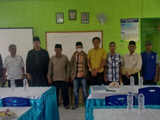 Caption Foto: Para anggota komite, perwakilan wali murid, dan pihak sekolah berfoto bersama usai penetapan R.H. Aulia Rahman sebagai Ketua Komite Sekolah SMP Negeri 1 Torjun periode 2025–2028, bertempat di aula SMPN 1 Torjun, Kabupaten Sampang.