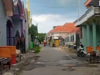 Caption foto: Suasana salah satu sudut permukiman di Desa Gulbung, Kecamatan Pengarengan, Sampang, yang belakangan dilanda maraknya aksi pencurian. Warga berharap aparat dan pemerintah desa segera meningkatkan pengamanan lingkungan.