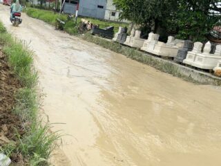 Jalan Utama Jadi Kubangan: Warga Kedungdung–Banyuates Bertaruh Nyawa di Tengah Lumpur