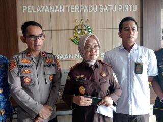 Caption foto: Konferensi pers aparat penegak hukum Sampang terkait strategi penindakan dan pencegahan peredaran narkoba yang kian mengkhawatirkan