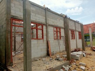 Caption foto: Proses pembangunan gedung di lingkungan TK Dharma Wanita Torjun yang menuai sorotan warga karena tidak dilengkapi papan informasi proyek.
