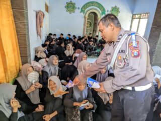 Operasi Zebra 2025, Satlantas Sampang Turun ke Pesantren Beri Pembinaan Keselamatan