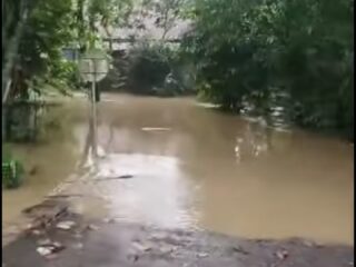 Caption foto: Pantauan kondisi banjir di wilayah utara setelah hujan deras mengguyur sejak pagi. (Dok. BPBD Sampang)