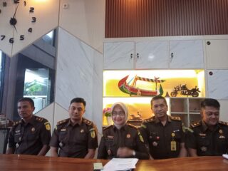 Caption Foto: Jajaran Kejaksaan Negeri Sampang saat memaparkan capaian kinerja dan komitmen penegakan hukum tahun 2025 dalam sesi konferensi pers di Kantor Kejari Sampang. Pihak Kejaksaan menegaskan penerapan transparansi dan akuntabilitas serta fokus pemberantasan korupsi, termasuk penanganan kasus BLUD RSUD dan perkara dana desa.