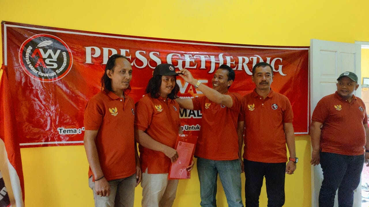 Caption Foto: Pengurus dan anggota Aliansi Wartawan Sampang (AWAS) berfoto bersama usai pengukuhan H. Moh. Yasin sebagai Dewan Penasihat AWAS dalam rangkaian puncak kegiatan Ghatring Press 2025 di Villa Batu, Kota Batu, Jawa Timur, Minggu (14/12/2025). Acara ini menjadi momentum penguatan etika, integritas, dan profesionalisme wartawan.