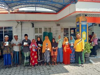 Caption Foto: Sejumlah Keluarga Penerima Manfaat (KPM) Desa Jeruk Porot, Kecamatan Torjun, Kabupaten Sampang, menunjukkan bukti pencairan Bantuan Langsung Tunai Dana Desa (BLT DD) Tahun Anggaran 2025 usai menerima bantuan melalui BPRS Sampang Perseroda, dengan pendampingan langsung dari perangkat desa, sebagai bentuk komitmen penyaluran bantuan yang transparan dan tepat sasaran.