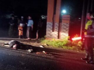 Motor Tanpa Lampu Tabrakan dengan Minibus, Nyawa Pelajar Melayang di Omben