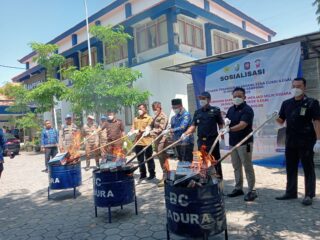 Caption Foto: Petugas Satpol PP Sampang bersama Bea Cukai Madura dan aparat penegak hukum memusnahkan ribuan batang rokok ilegal hasil operasi gabungan dengan cara dibakar di halaman Kantor Bappeda Kabupaten Sampang, Jawa Timur.