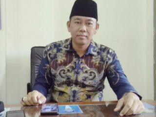 Caption Foto: Praktisi hukum R.H. Aulia Rahman saat memberikan pandangan hukum terkait langkah Bupati Sampang dalam menindaklanjuti dugaan penggelapan pajak di RSUD dr. Moh. Zyn Sampang.