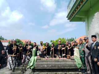 Ziarah Rato Ebhu Warnai HUT ke-402 Sampang, Bupati Ajak Rawat Harmoni Leluhur